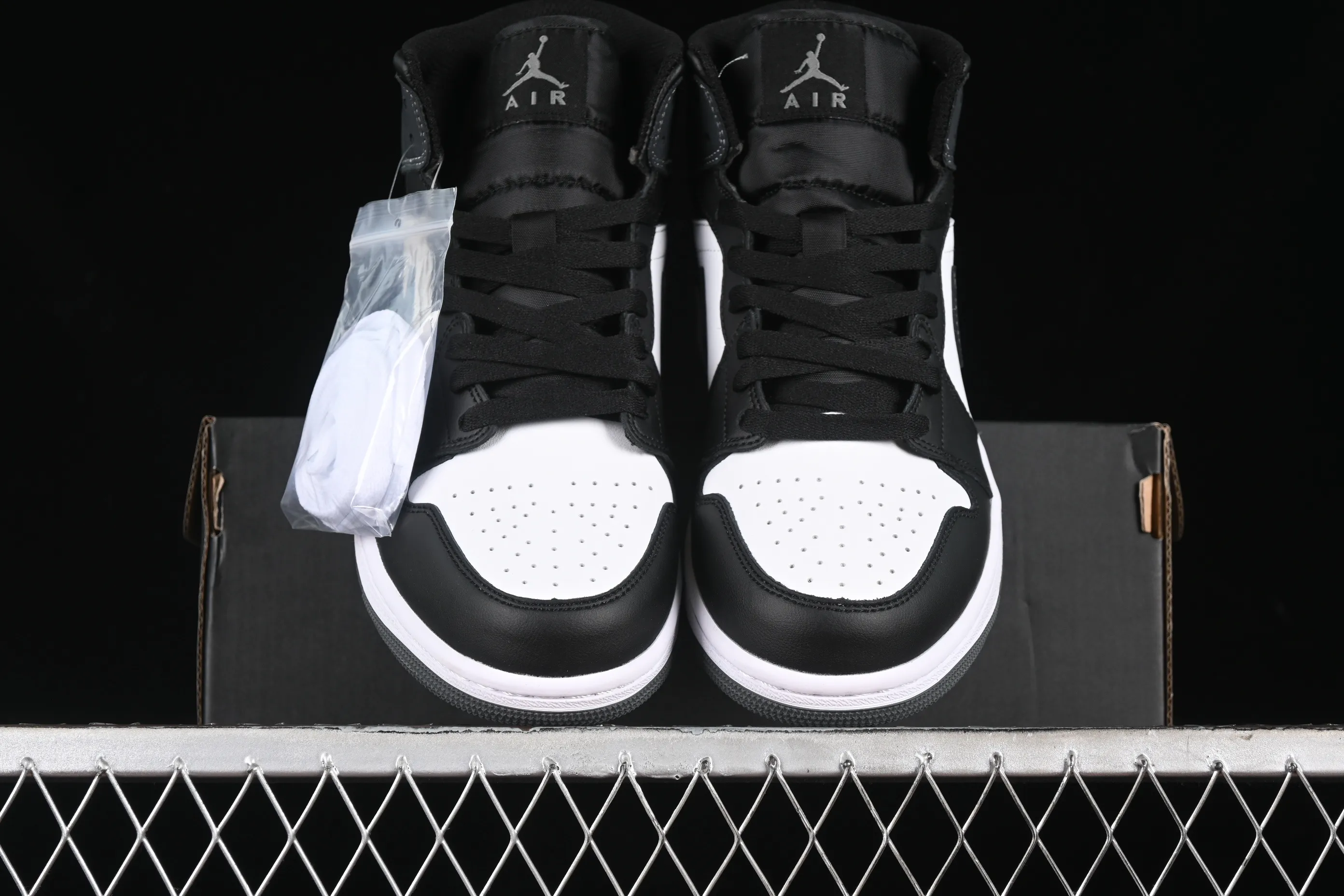 All categories Air Jordan Jordan series basketball shoes Air Jordan 1 Mid Air Jordan 1 Mid AJ1 Joe 1 white black gray Chinese culture and leisure sneakers DQ8426-001